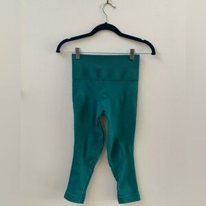 SZ 4 Lululemon Green Wunder Under 
Approximate Inseam  19”
Excellent Condition